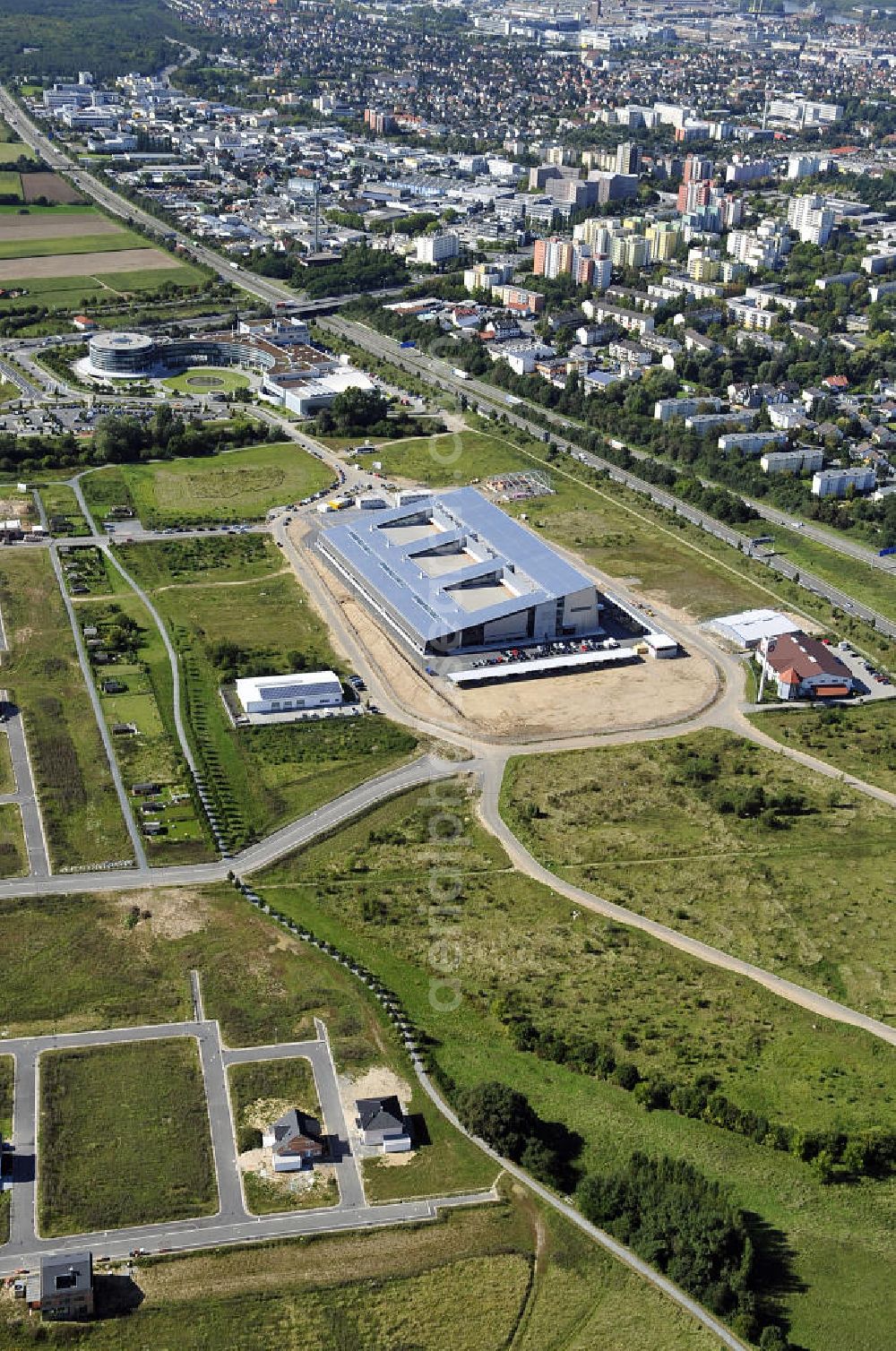 Rüsselsheim from the bird's eye view: Der Gewerbepark / Business Park Blauer See am Verkehrsknotenpunkt Rüsselsheimer Dreieck im Rhein-Main-Gebiet. Das Büro- und Dienstleistungszentrum ist ein Projekt der HVB Immobilien AG. The industrial park Blauer See in the Rhine-Main region.