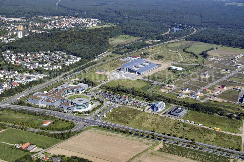 Aerial image Rüsselsheim - Der Gewerbepark / Business Park Blauer See am Verkehrsknotenpunkt Rüsselsheimer Dreieck im Rhein-Main-Gebiet. Das Büro- und Dienstleistungszentrum ist ein Projekt der HVB Immobilien AG. The industrial park Blauer See in the Rhine-Main region.