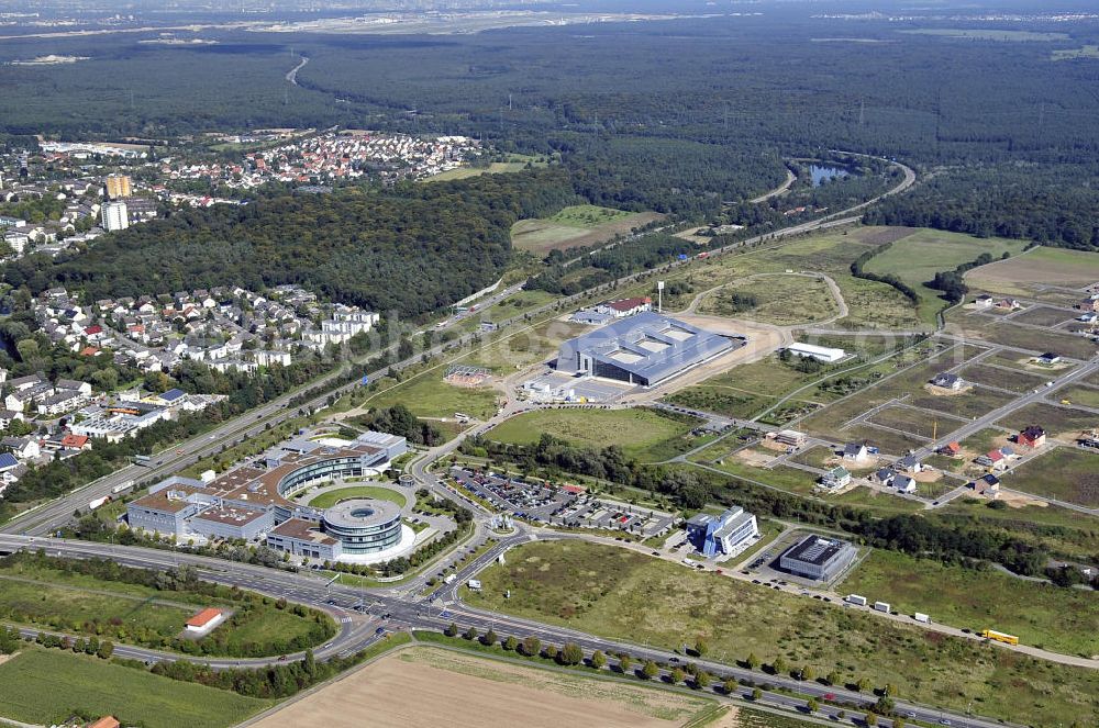 Aerial photograph Rüsselsheim - Der Gewerbepark / Business Park Blauer See am Verkehrsknotenpunkt Rüsselsheimer Dreieck im Rhein-Main-Gebiet. Das Büro- und Dienstleistungszentrum ist ein Projekt der HVB Immobilien AG. The industrial park Blauer See in the Rhine-Main region.