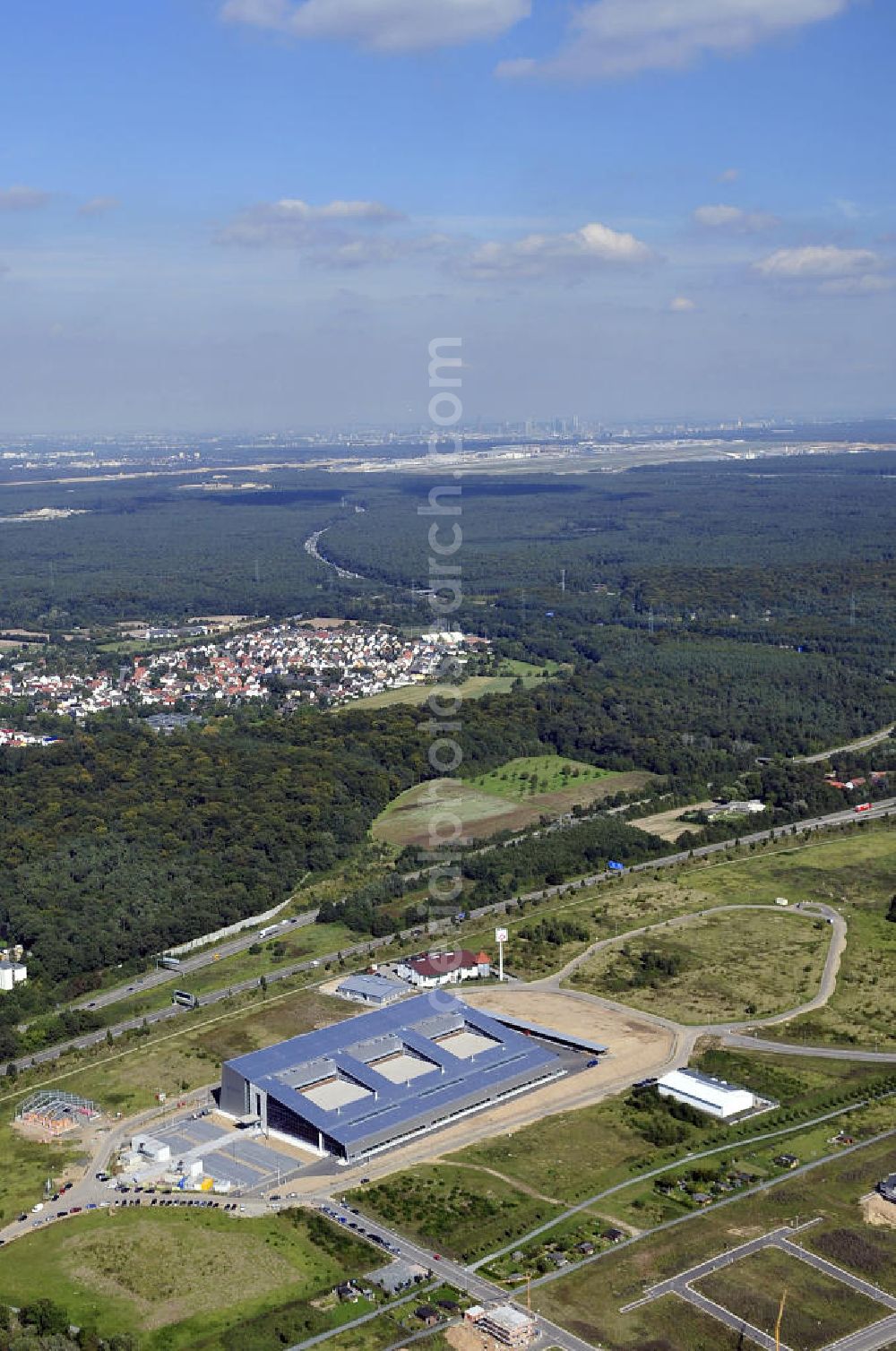 Rüsselsheim from the bird's eye view: Der Gewerbepark / Business Park Blauer See am Verkehrsknotenpunkt Rüsselsheimer Dreieck im Rhein-Main-Gebiet. Das Büro- und Dienstleistungszentrum ist ein Projekt der HVB Immobilien AG. The industrial park Blauer See in the Rhine-Main region.