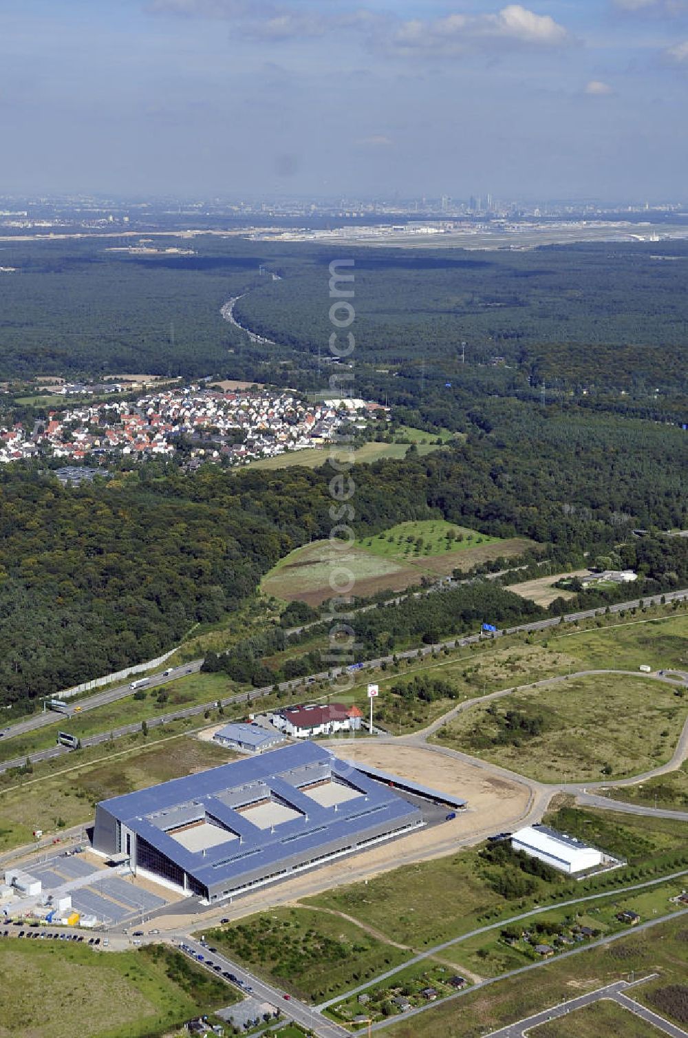 Aerial image Rüsselsheim - Der Gewerbepark / Business Park Blauer See am Verkehrsknotenpunkt Rüsselsheimer Dreieck im Rhein-Main-Gebiet. Das Büro- und Dienstleistungszentrum ist ein Projekt der HVB Immobilien AG. The industrial park Blauer See in the Rhine-Main region.