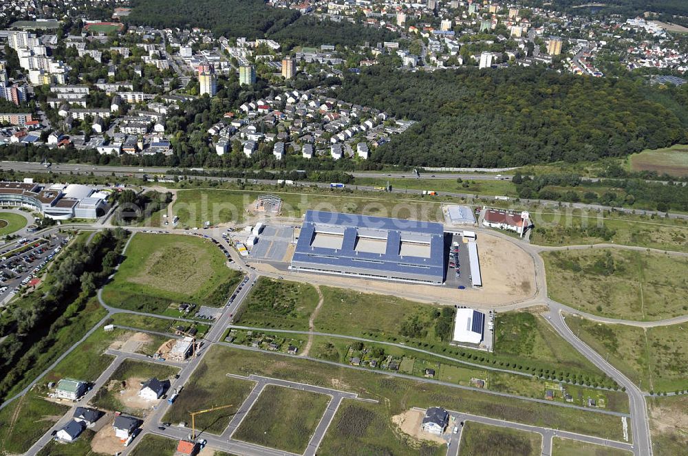 Aerial photograph Rüsselsheim - Der Gewerbepark / Business Park Blauer See am Verkehrsknotenpunkt Rüsselsheimer Dreieck im Rhein-Main-Gebiet. Das Büro- und Dienstleistungszentrum ist ein Projekt der HVB Immobilien AG. The industrial park Blauer See in the Rhine-Main region.