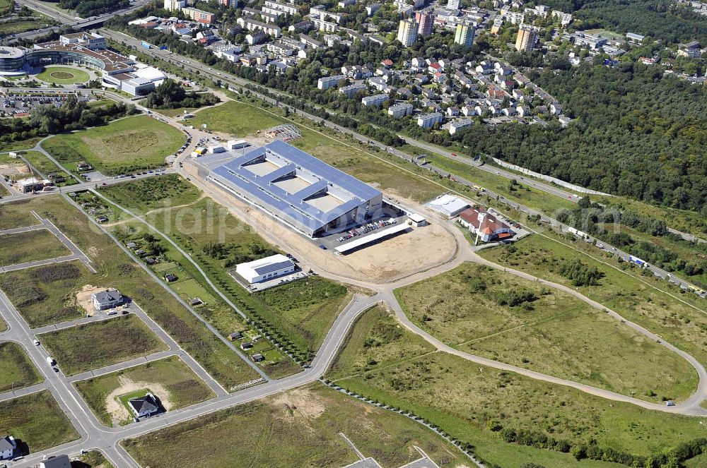 Rüsselsheim from above - Der Gewerbepark / Business Park Blauer See am Verkehrsknotenpunkt Rüsselsheimer Dreieck im Rhein-Main-Gebiet. Das Büro- und Dienstleistungszentrum ist ein Projekt der HVB Immobilien AG. The industrial park Blauer See in the Rhine-Main region.