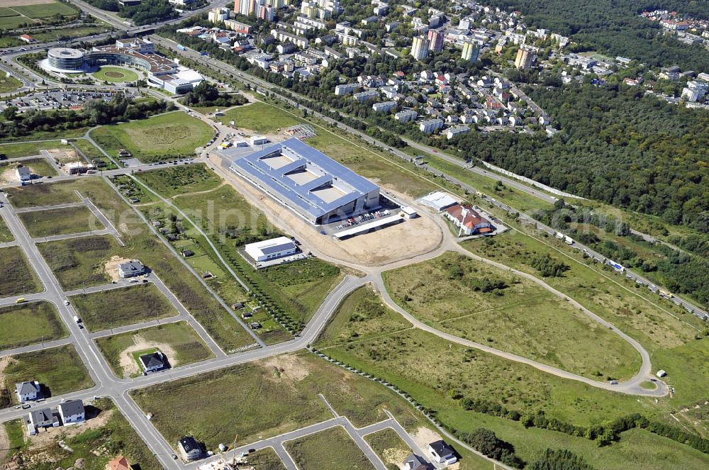 Rüsselsheim from the bird's eye view: Der Gewerbepark / Business Park Blauer See am Verkehrsknotenpunkt Rüsselsheimer Dreieck im Rhein-Main-Gebiet. Das Büro- und Dienstleistungszentrum ist ein Projekt der HVB Immobilien AG. The industrial park Blauer See in the Rhine-Main region.