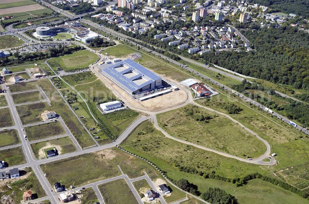 Aerial image Rüsselsheim - Der Gewerbepark / Business Park Blauer See am Verkehrsknotenpunkt Rüsselsheimer Dreieck im Rhein-Main-Gebiet. Das Büro- und Dienstleistungszentrum ist ein Projekt der HVB Immobilien AG. The industrial park Blauer See in the Rhine-Main region.