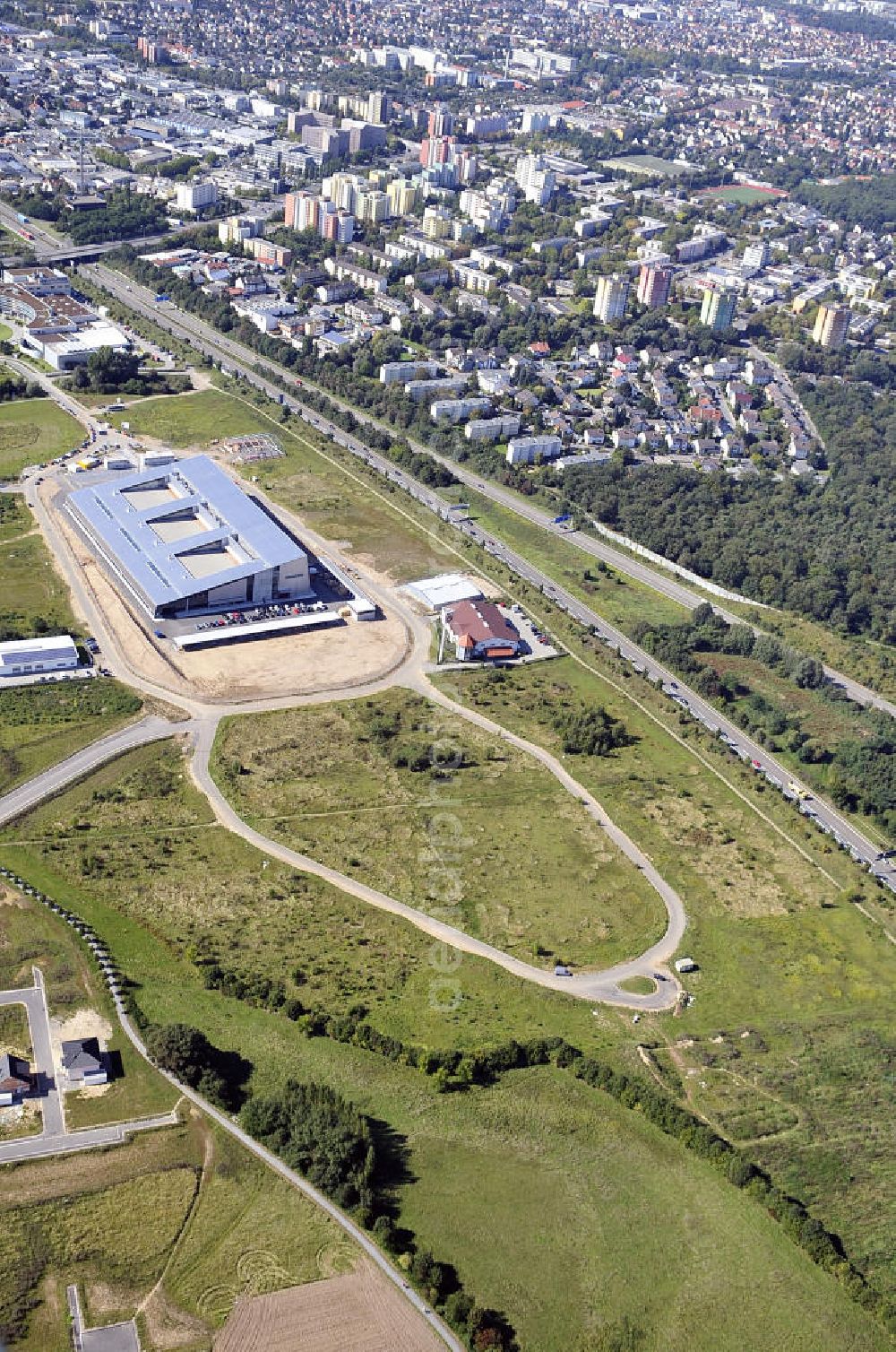 Aerial photograph Rüsselsheim - Der Gewerbepark / Business Park Blauer See am Verkehrsknotenpunkt Rüsselsheimer Dreieck im Rhein-Main-Gebiet. Das Büro- und Dienstleistungszentrum ist ein Projekt der HVB Immobilien AG. The industrial park Blauer See in the Rhine-Main region.