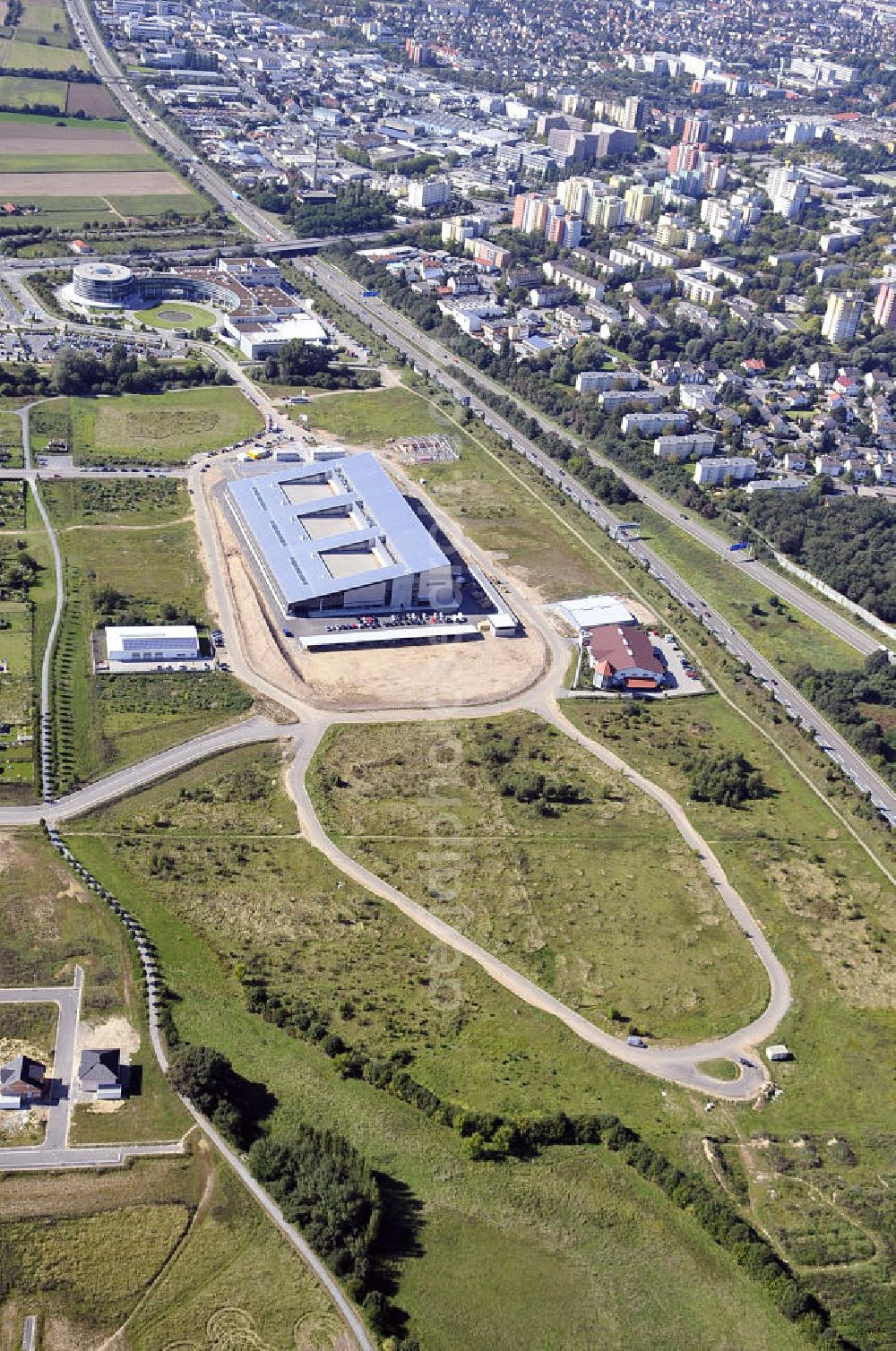 Rüsselsheim from above - Der Gewerbepark / Business Park Blauer See am Verkehrsknotenpunkt Rüsselsheimer Dreieck im Rhein-Main-Gebiet. Das Büro- und Dienstleistungszentrum ist ein Projekt der HVB Immobilien AG. The industrial park Blauer See in the Rhine-Main region.