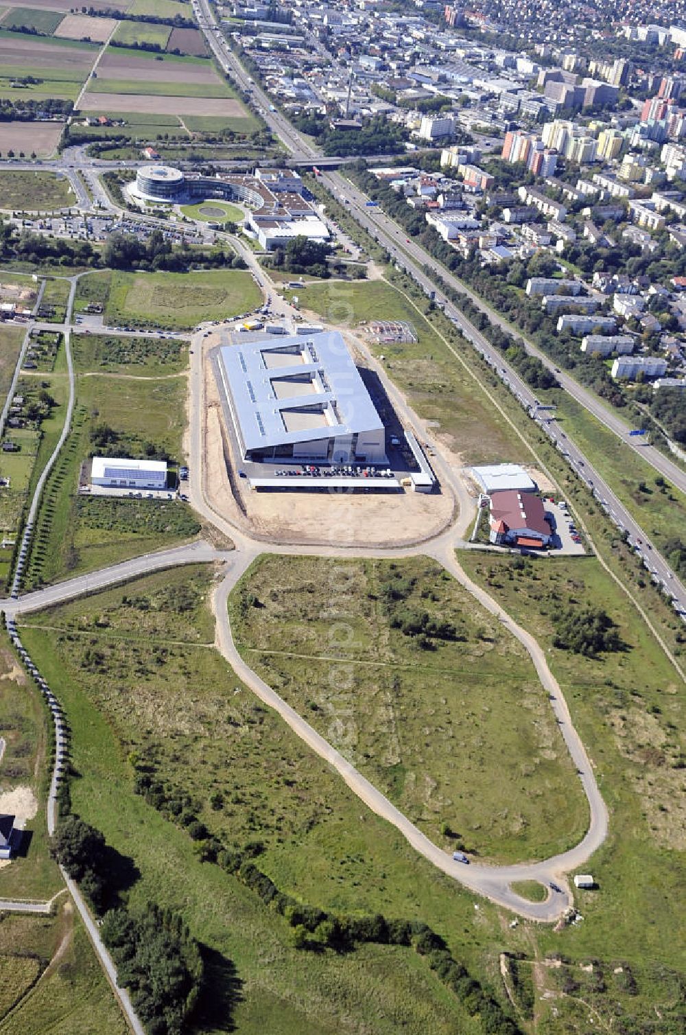 Rüsselsheim from the bird's eye view: Der Gewerbepark / Business Park Blauer See am Verkehrsknotenpunkt Rüsselsheimer Dreieck im Rhein-Main-Gebiet. Das Büro- und Dienstleistungszentrum ist ein Projekt der HVB Immobilien AG. The industrial park Blauer See in the Rhine-Main region.