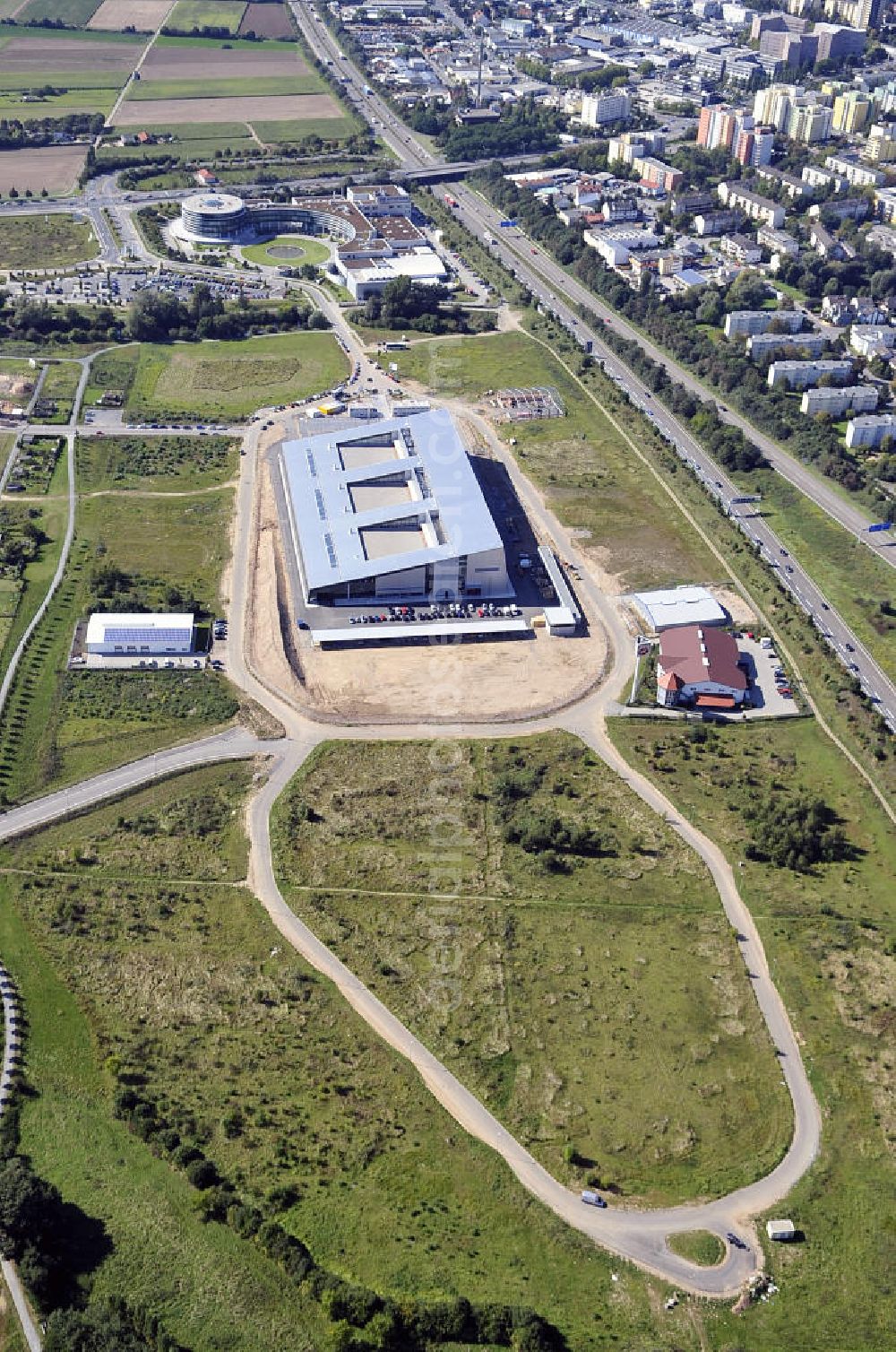 Aerial image Rüsselsheim - Der Gewerbepark / Business Park Blauer See am Verkehrsknotenpunkt Rüsselsheimer Dreieck im Rhein-Main-Gebiet. Das Büro- und Dienstleistungszentrum ist ein Projekt der HVB Immobilien AG. The industrial park Blauer See in the Rhine-Main region.