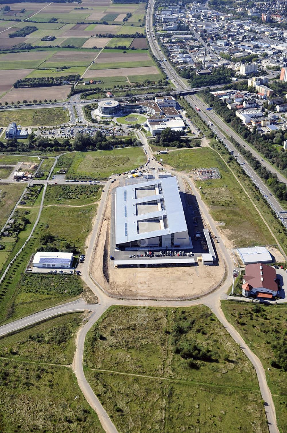 Aerial photograph Rüsselsheim - Der Gewerbepark / Business Park Blauer See am Verkehrsknotenpunkt Rüsselsheimer Dreieck im Rhein-Main-Gebiet. Das Büro- und Dienstleistungszentrum ist ein Projekt der HVB Immobilien AG. The industrial park Blauer See in the Rhine-Main region.