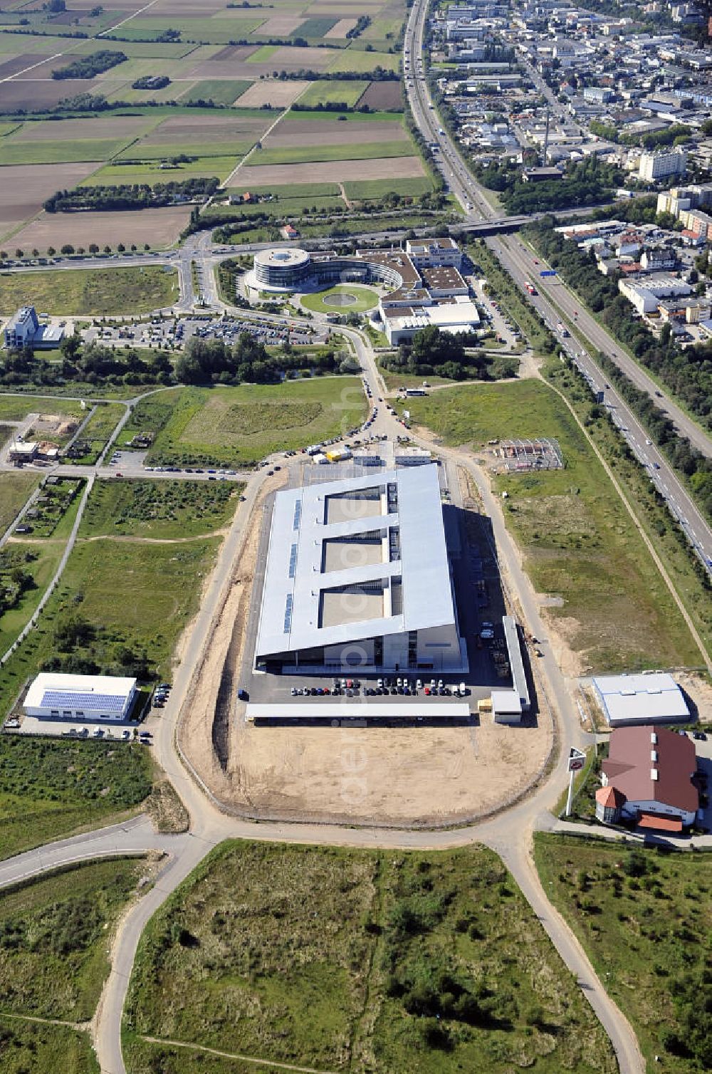 Rüsselsheim from above - Der Gewerbepark / Business Park Blauer See am Verkehrsknotenpunkt Rüsselsheimer Dreieck im Rhein-Main-Gebiet. Das Büro- und Dienstleistungszentrum ist ein Projekt der HVB Immobilien AG. The industrial park Blauer See in the Rhine-Main region.