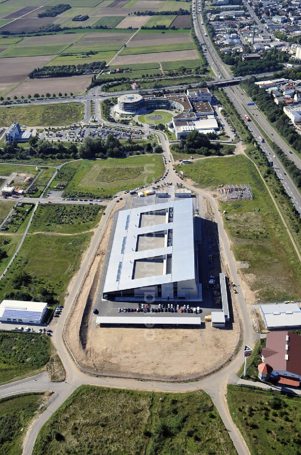 Rüsselsheim from the bird's eye view: Der Gewerbepark / Business Park Blauer See am Verkehrsknotenpunkt Rüsselsheimer Dreieck im Rhein-Main-Gebiet. Das Büro- und Dienstleistungszentrum ist ein Projekt der HVB Immobilien AG. The industrial park Blauer See in the Rhine-Main region.