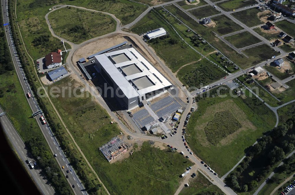 Aerial image Rüsselsheim - Der Gewerbepark / Business Park Blauer See am Verkehrsknotenpunkt Rüsselsheimer Dreieck im Rhein-Main-Gebiet. Das Büro- und Dienstleistungszentrum ist ein Projekt der HVB Immobilien AG. The industrial park Blauer See in the Rhine-Main region.