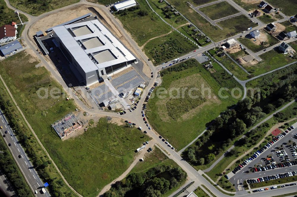 Aerial photograph Rüsselsheim - Der Gewerbepark / Business Park Blauer See am Verkehrsknotenpunkt Rüsselsheimer Dreieck im Rhein-Main-Gebiet. Das Büro- und Dienstleistungszentrum ist ein Projekt der HVB Immobilien AG. The industrial park Blauer See in the Rhine-Main region.