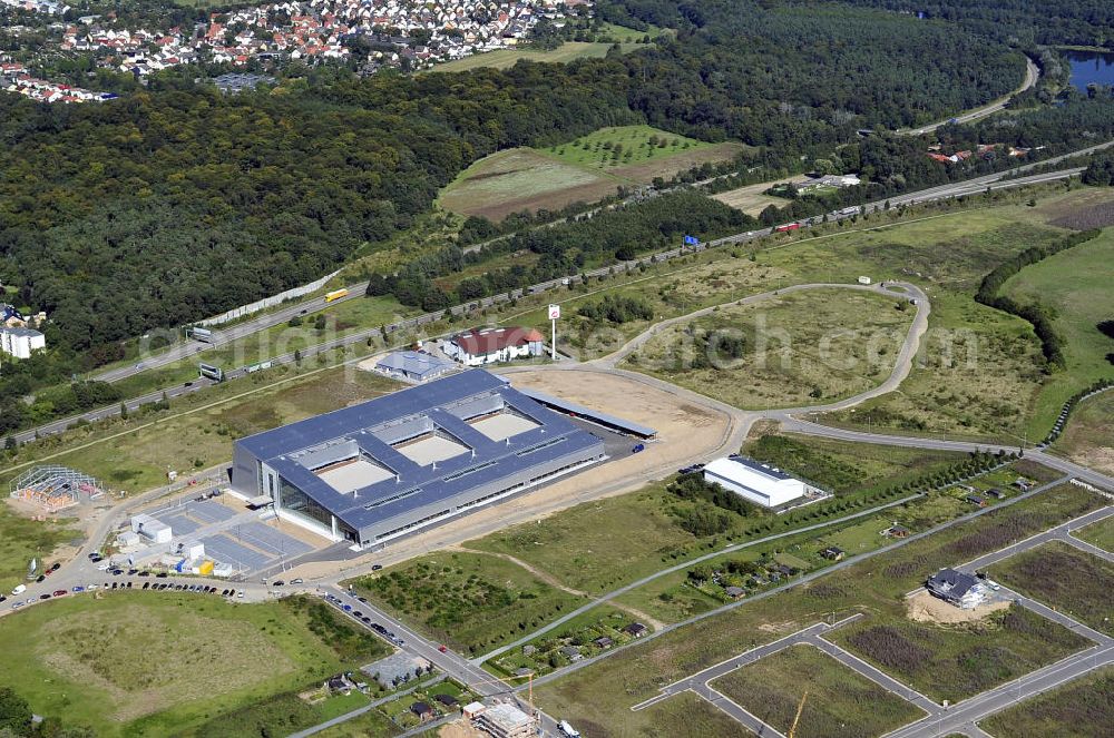 Rüsselsheim from above - Der Gewerbepark / Business Park Blauer See am Verkehrsknotenpunkt Rüsselsheimer Dreieck im Rhein-Main-Gebiet. Das Büro- und Dienstleistungszentrum ist ein Projekt der HVB Immobilien AG. The industrial park Blauer See in the Rhine-Main region.