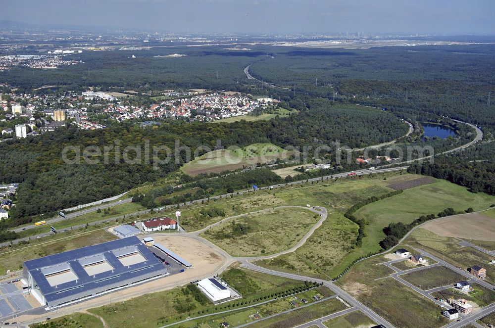 Aerial image Rüsselsheim - Der Gewerbepark / Business Park Blauer See am Verkehrsknotenpunkt Rüsselsheimer Dreieck im Rhein-Main-Gebiet. Das Büro- und Dienstleistungszentrum ist ein Projekt der HVB Immobilien AG. The industrial park Blauer See in the Rhine-Main region.