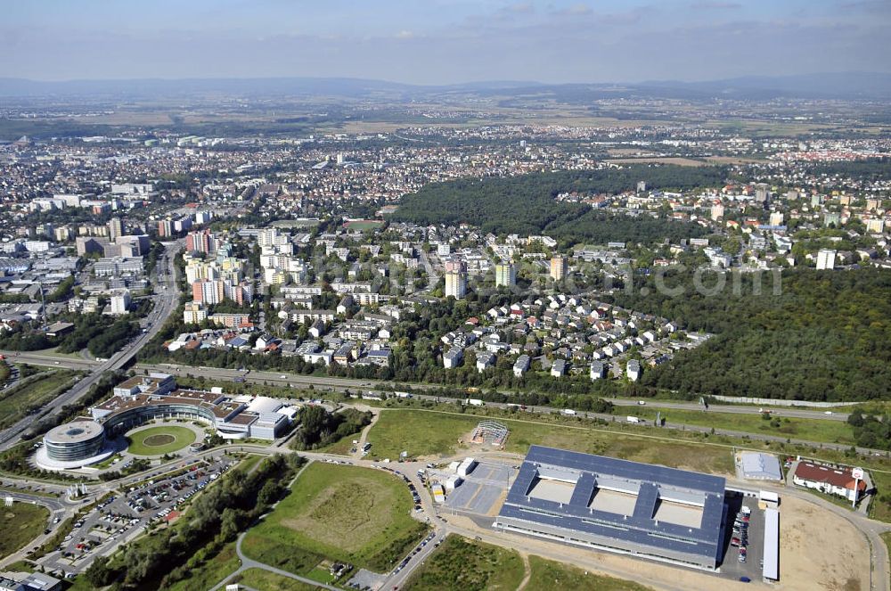 Aerial photograph Rüsselsheim - Der Gewerbepark / Business Park Blauer See am Verkehrsknotenpunkt Rüsselsheimer Dreieck im Rhein-Main-Gebiet. Das Büro- und Dienstleistungszentrum ist ein Projekt der HVB Immobilien AG. The industrial park Blauer See in the Rhine-Main region.