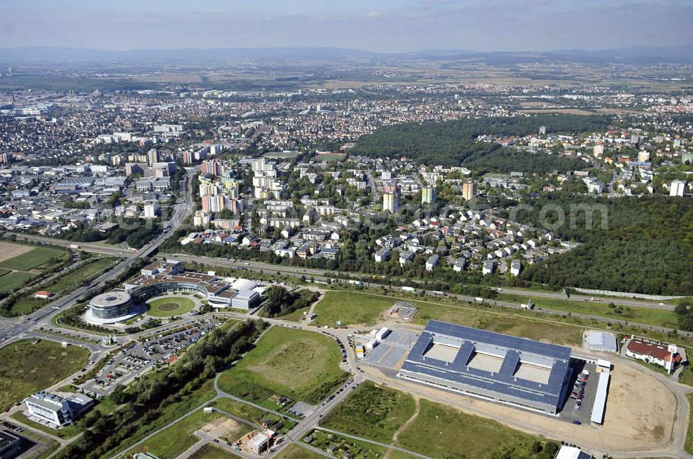 Rüsselsheim from above - Der Gewerbepark / Business Park Blauer See am Verkehrsknotenpunkt Rüsselsheimer Dreieck im Rhein-Main-Gebiet. Das Büro- und Dienstleistungszentrum ist ein Projekt der HVB Immobilien AG. The industrial park Blauer See in the Rhine-Main region.