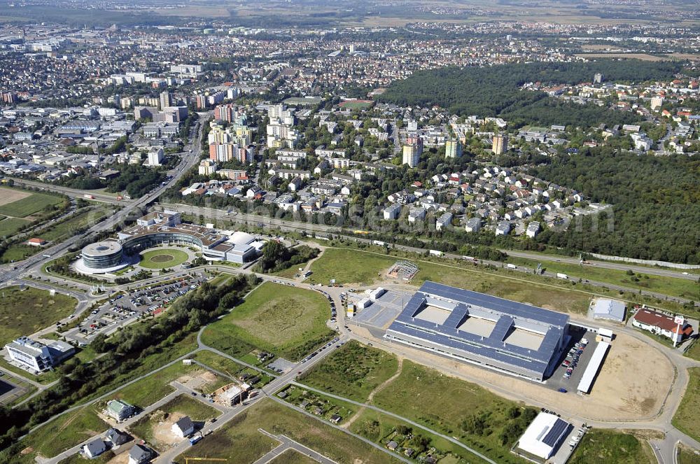 Rüsselsheim from the bird's eye view: Der Gewerbepark / Business Park Blauer See am Verkehrsknotenpunkt Rüsselsheimer Dreieck im Rhein-Main-Gebiet. Das Büro- und Dienstleistungszentrum ist ein Projekt der HVB Immobilien AG. The industrial park Blauer See in the Rhine-Main region.