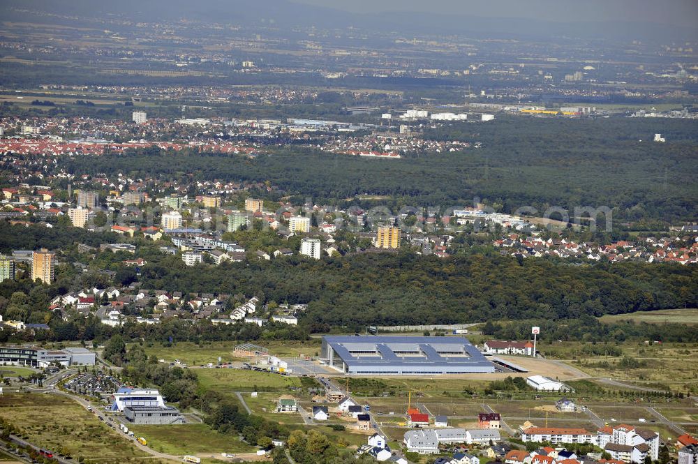 Aerial image Rüsselsheim - Der Gewerbepark / Business Park Blauer See am Verkehrsknotenpunkt Rüsselsheimer Dreieck im Rhein-Main-Gebiet. Das Büro- und Dienstleistungszentrum ist ein Projekt der HVB Immobilien AG. The industrial park Blauer See in the Rhine-Main region.