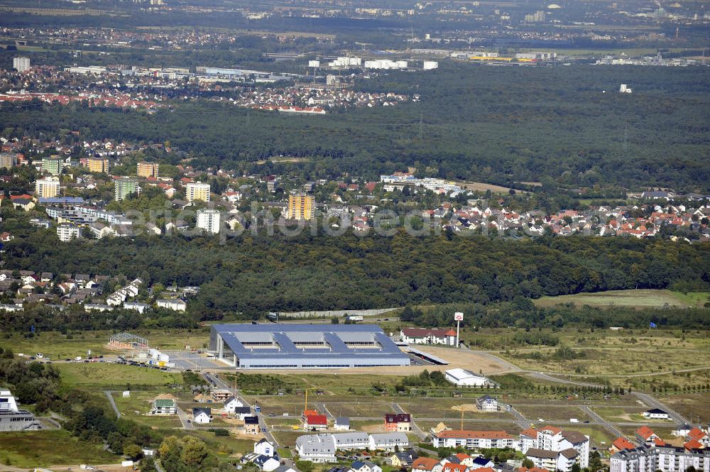 Aerial photograph Rüsselsheim - Der Gewerbepark / Business Park Blauer See am Verkehrsknotenpunkt Rüsselsheimer Dreieck im Rhein-Main-Gebiet. Das Büro- und Dienstleistungszentrum ist ein Projekt der HVB Immobilien AG. The industrial park Blauer See in the Rhine-Main region.