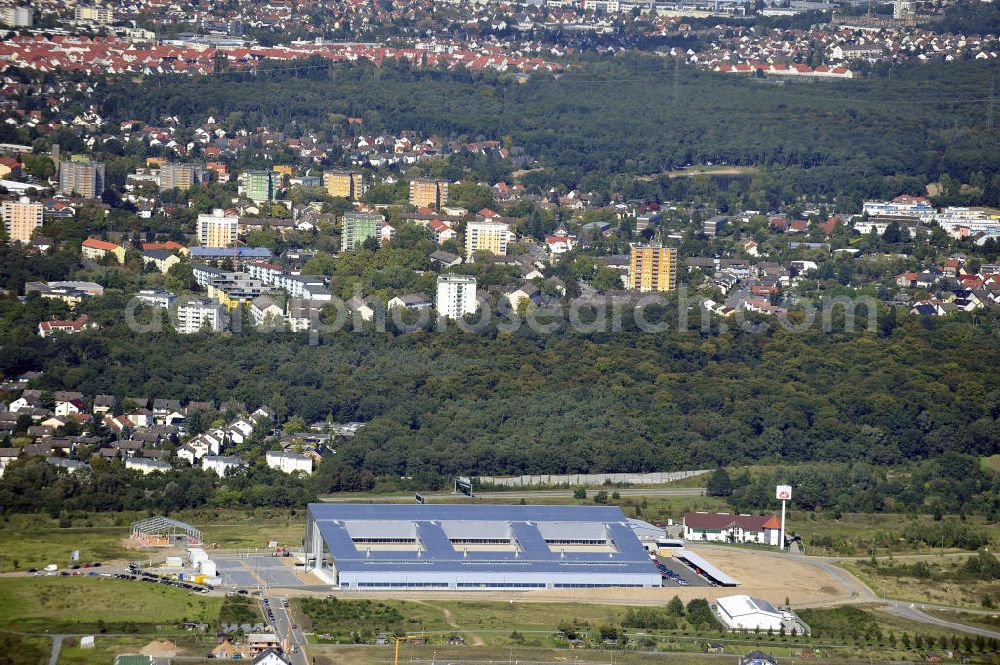 Rüsselsheim from above - Der Gewerbepark / Business Park Blauer See am Verkehrsknotenpunkt Rüsselsheimer Dreieck im Rhein-Main-Gebiet. Das Büro- und Dienstleistungszentrum ist ein Projekt der HVB Immobilien AG. The industrial park Blauer See in the Rhine-Main region.