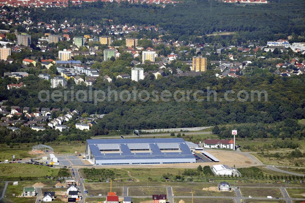 Rüsselsheim from the bird's eye view: Der Gewerbepark / Business Park Blauer See am Verkehrsknotenpunkt Rüsselsheimer Dreieck im Rhein-Main-Gebiet. Das Büro- und Dienstleistungszentrum ist ein Projekt der HVB Immobilien AG. The industrial park Blauer See in the Rhine-Main region.