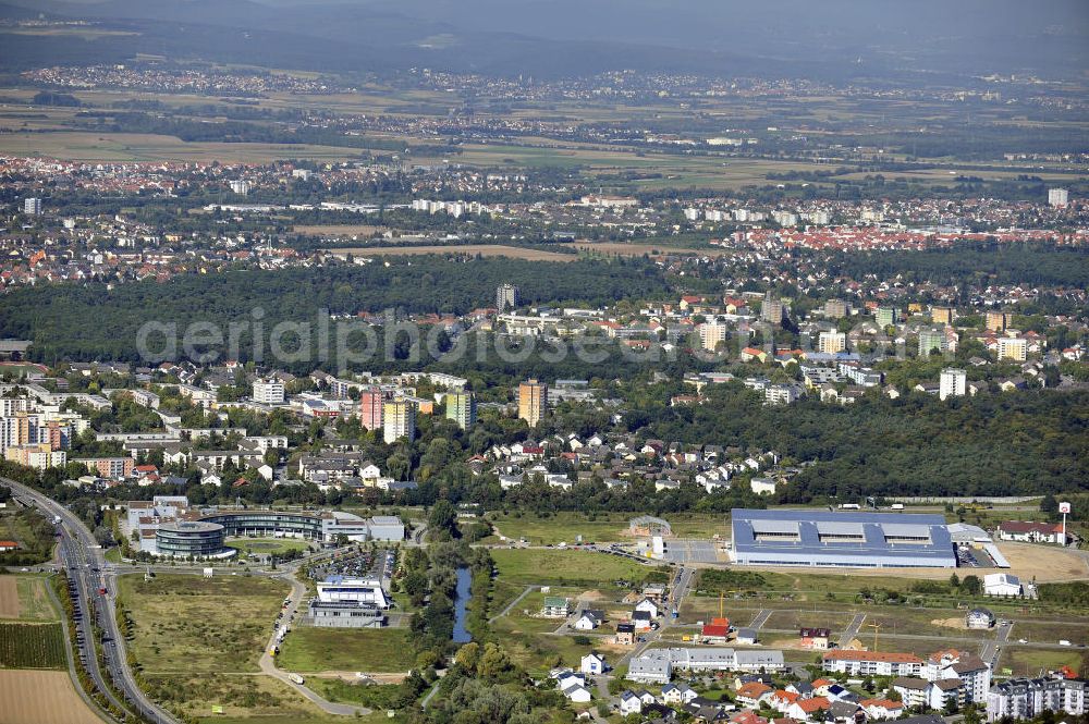 Aerial image Rüsselsheim - Der Gewerbepark / Business Park Blauer See am Verkehrsknotenpunkt Rüsselsheimer Dreieck im Rhein-Main-Gebiet. Das Büro- und Dienstleistungszentrum ist ein Projekt der HVB Immobilien AG. The industrial park Blauer See in the Rhine-Main region.