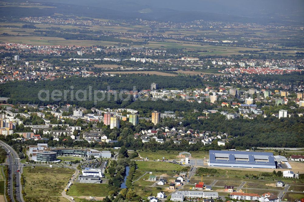 Aerial photograph Rüsselsheim - Der Gewerbepark / Business Park Blauer See am Verkehrsknotenpunkt Rüsselsheimer Dreieck im Rhein-Main-Gebiet. Das Büro- und Dienstleistungszentrum ist ein Projekt der HVB Immobilien AG. The industrial park Blauer See in the Rhine-Main region.