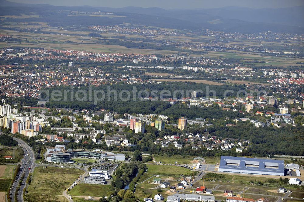 Rüsselsheim from above - Der Gewerbepark / Business Park Blauer See am Verkehrsknotenpunkt Rüsselsheimer Dreieck im Rhein-Main-Gebiet. Das Büro- und Dienstleistungszentrum ist ein Projekt der HVB Immobilien AG. The industrial park Blauer See in the Rhine-Main region.