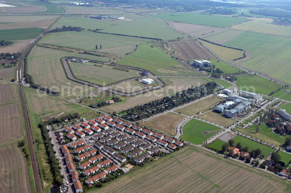 Großkugel from above - Der Gewerbepark Großkugel bietet mehr als nur Gewerbegrundstücke. Flexible Grundstücksgrößen, bedarfsgerechten Zuschnitt der Grundstücke, ebene Lage, sofortige Bebaubarkeit. Das alles in der Nähe des Flughafens Leipzig-Halle, der Autobahn A9 (Nürnberg - Berlin) und der Bundesstraße B6. Ein sehr guter Standort für Industrie-, Gewerbe- und Büroansiedlung. Ein Projekt der HVB-Immobilien AG.