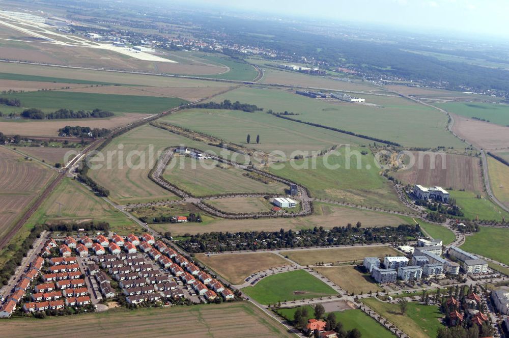 Aerial photograph Großkugel - Der Gewerbepark Großkugel bietet mehr als nur Gewerbegrundstücke. Flexible Grundstücksgrößen, bedarfsgerechten Zuschnitt der Grundstücke, ebene Lage, sofortige Bebaubarkeit. Das alles in der Nähe des Flughafens Leipzig-Halle, der Autobahn A9 (Nürnberg - Berlin) und der Bundesstraße B6. Ein sehr guter Standort für Industrie-, Gewerbe- und Büroansiedlung. Ein Projekt der HVB-Immobilien AG.