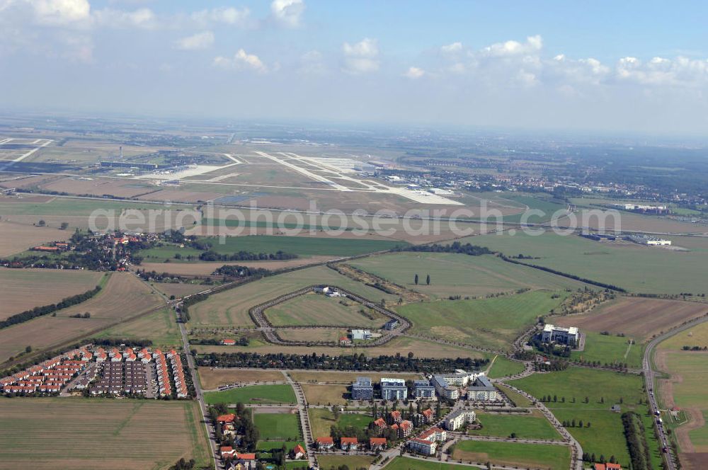 Aerial image Großkugel - Der Gewerbepark Großkugel bietet mehr als nur Gewerbegrundstücke. Flexible Grundstücksgrößen, bedarfsgerechten Zuschnitt der Grundstücke, ebene Lage, sofortige Bebaubarkeit. Das alles in der Nähe des Flughafens Leipzig-Halle, der Autobahn A9 (Nürnberg - Berlin) und der Bundesstraße B6. Ein sehr guter Standort für Industrie-, Gewerbe- und Büroansiedlung. Ein Projekt der HVB-Immobilien AG.