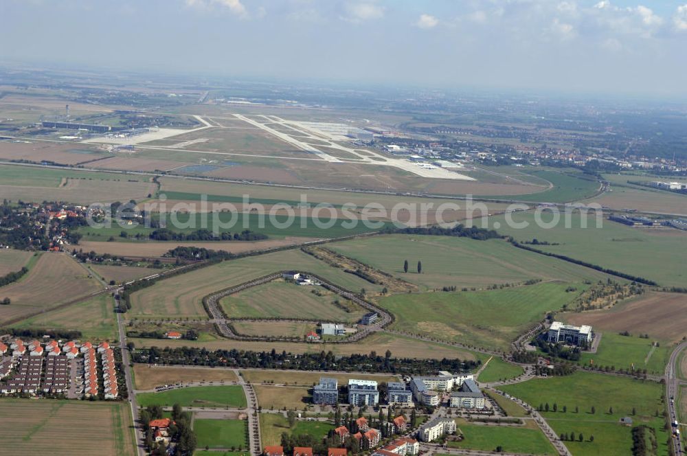 Aerial photograph Großkugel - Der Gewerbepark Großkugel bietet mehr als nur Gewerbegrundstücke. Flexible Grundstücksgrößen, bedarfsgerechten Zuschnitt der Grundstücke, ebene Lage, sofortige Bebaubarkeit. Das alles in der Nähe des Flughafens Leipzig-Halle, der Autobahn A9 (Nürnberg - Berlin) und der Bundesstraße B6. Ein sehr guter Standort für Industrie-, Gewerbe- und Büroansiedlung. Ein Projekt der HVB-Immobilien AG.