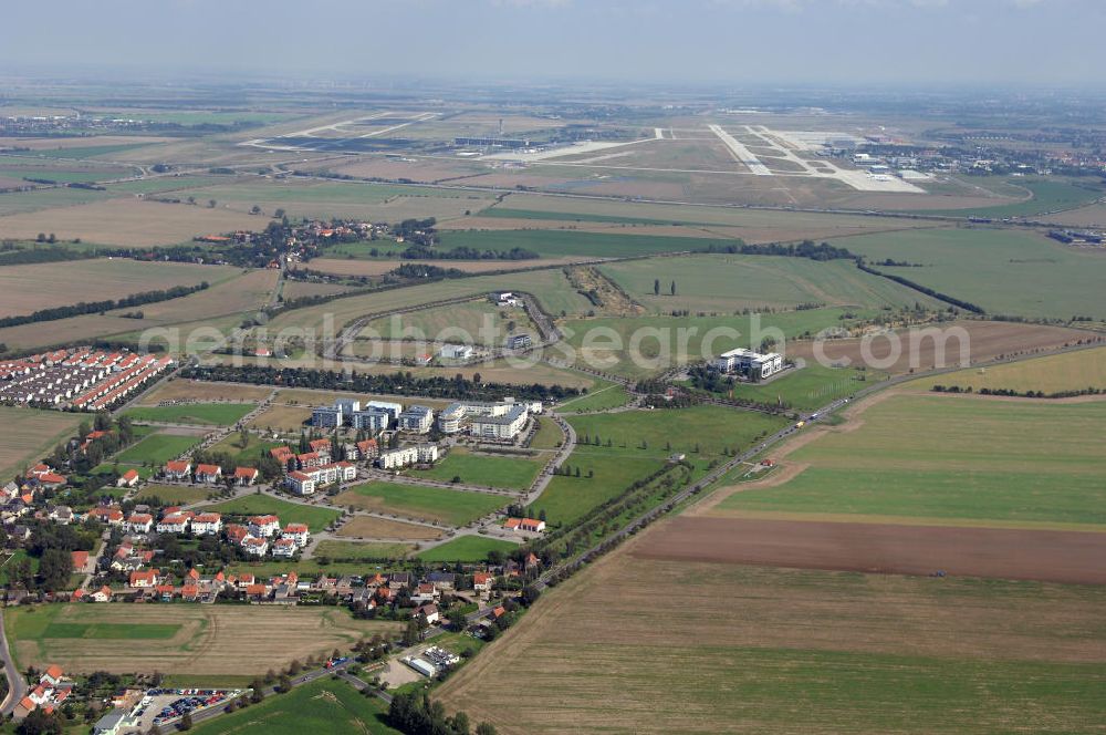 Großkugel from the bird's eye view: Der Gewerbepark Großkugel bietet mehr als nur Gewerbegrundstücke. Flexible Grundstücksgrößen, bedarfsgerechten Zuschnitt der Grundstücke, ebene Lage, sofortige Bebaubarkeit. Das alles in der Nähe des Flughafens Leipzig-Halle, der Autobahn A9 (Nürnberg - Berlin) und der Bundesstraße B6. Ein sehr guter Standort für Industrie-, Gewerbe- und Büroansiedlung. Ein Projekt der HVB-Immobilien AG.