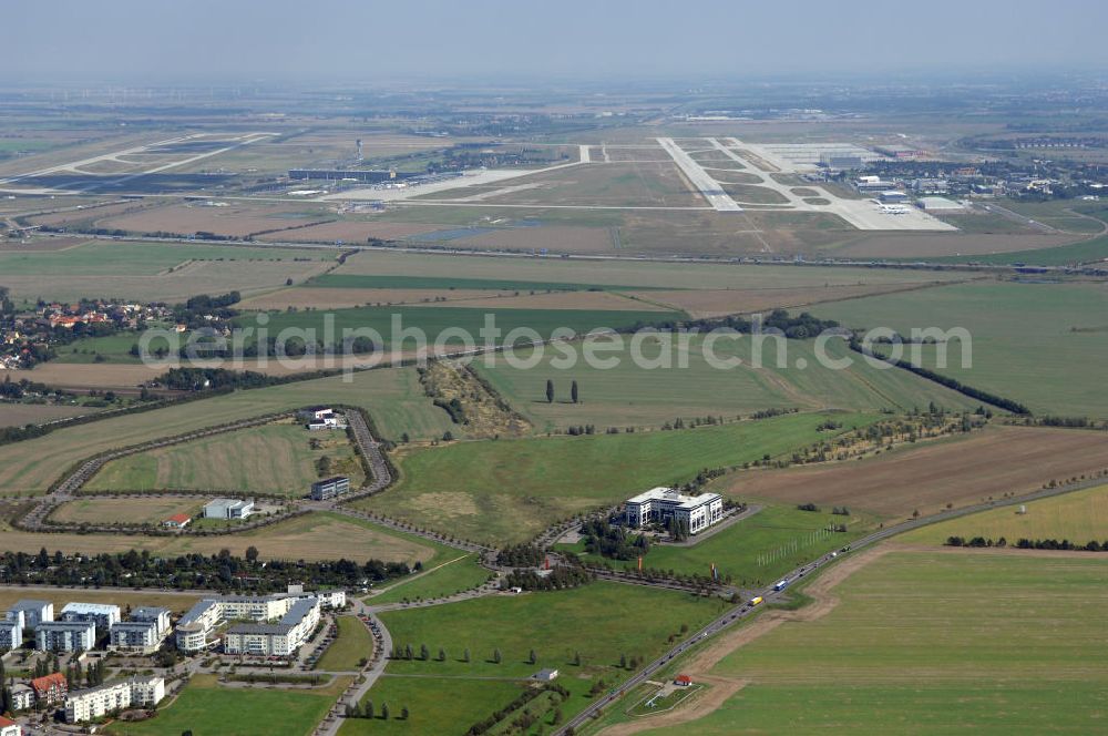 Aerial image Großkugel - Der Gewerbepark Großkugel bietet mehr als nur Gewerbegrundstücke. Flexible Grundstücksgrößen, bedarfsgerechten Zuschnitt der Grundstücke, ebene Lage, sofortige Bebaubarkeit. Das alles in der Nähe des Flughafens Leipzig-Halle, der Autobahn A9 (Nürnberg - Berlin) und der Bundesstraße B6. Ein sehr guter Standort für Industrie-, Gewerbe- und Büroansiedlung. Ein Projekt der HVB-Immobilien AG.