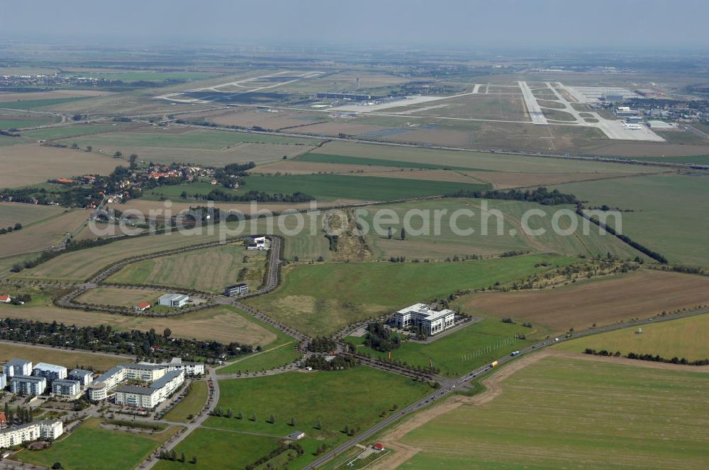 Aerial photograph Großkugel - Der Gewerbepark Großkugel bietet mehr als nur Gewerbegrundstücke. Flexible Grundstücksgrößen, bedarfsgerechten Zuschnitt der Grundstücke, ebene Lage, sofortige Bebaubarkeit. Das alles in der Nähe des Flughafens Leipzig-Halle, der Autobahn A9 (Nürnberg - Berlin) und der Bundesstraße B6. Ein sehr guter Standort für Industrie-, Gewerbe- und Büroansiedlung. Ein Projekt der HVB-Immobilien AG.