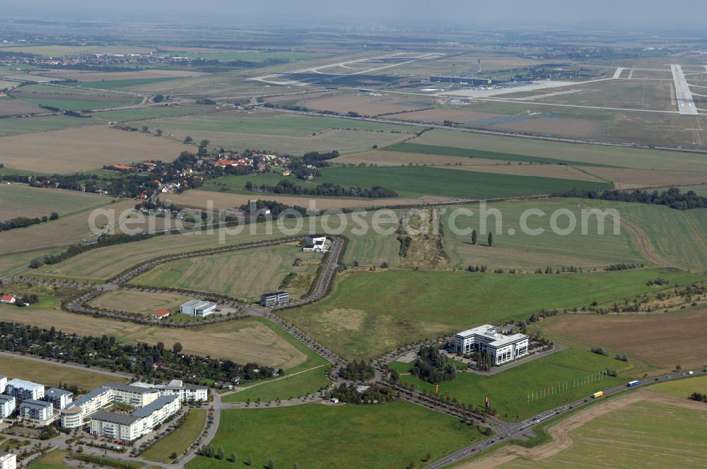 Großkugel from above - Der Gewerbepark Großkugel bietet mehr als nur Gewerbegrundstücke. Flexible Grundstücksgrößen, bedarfsgerechten Zuschnitt der Grundstücke, ebene Lage, sofortige Bebaubarkeit. Das alles in der Nähe des Flughafens Leipzig-Halle, der Autobahn A9 (Nürnberg - Berlin) und der Bundesstraße B6. Ein sehr guter Standort für Industrie-, Gewerbe- und Büroansiedlung. Ein Projekt der HVB-Immobilien AG.