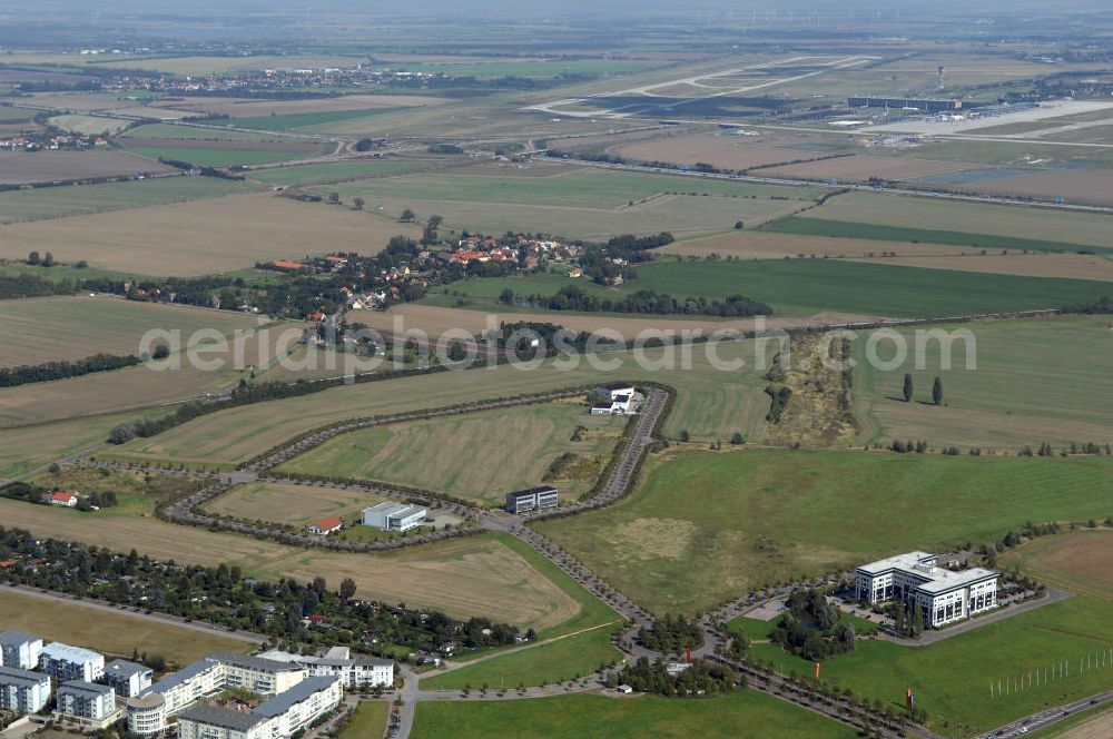 Großkugel from the bird's eye view: Der Gewerbepark Großkugel bietet mehr als nur Gewerbegrundstücke. Flexible Grundstücksgrößen, bedarfsgerechten Zuschnitt der Grundstücke, ebene Lage, sofortige Bebaubarkeit. Das alles in der Nähe des Flughafens Leipzig-Halle, der Autobahn A9 (Nürnberg - Berlin) und der Bundesstraße B6. Ein sehr guter Standort für Industrie-, Gewerbe- und Büroansiedlung. Ein Projekt der HVB-Immobilien AG.