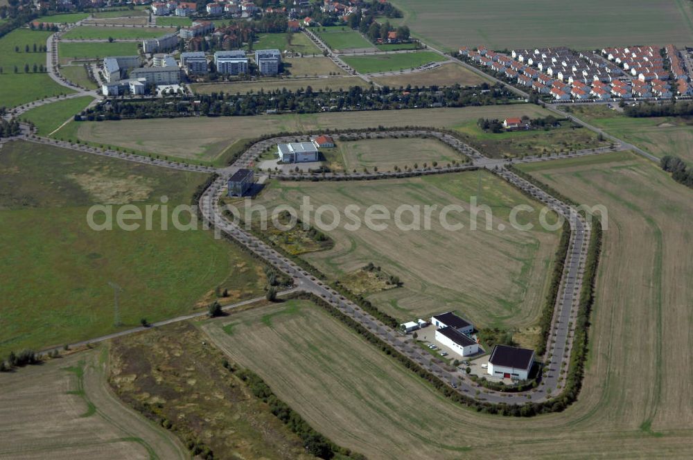 Großkugel from above - Der Gewerbepark Großkugel bietet mehr als nur Gewerbegrundstücke. Flexible Grundstücksgrößen, bedarfsgerechten Zuschnitt der Grundstücke, ebene Lage, sofortige Bebaubarkeit. Das alles in der Nähe des Flughafens Leipzig-Halle, der Autobahn A9 (Nürnberg - Berlin) und der Bundesstraße B6. Ein sehr guter Standort für Industrie-, Gewerbe- und Büroansiedlung. Ein Projekt der HVB-Immobilien AG.