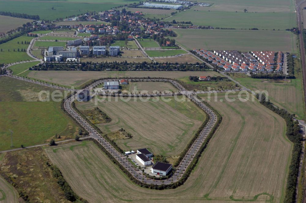 Großkugel from the bird's eye view: Der Gewerbepark Großkugel bietet mehr als nur Gewerbegrundstücke. Flexible Grundstücksgrößen, bedarfsgerechten Zuschnitt der Grundstücke, ebene Lage, sofortige Bebaubarkeit. Das alles in der Nähe des Flughafens Leipzig-Halle, der Autobahn A9 (Nürnberg - Berlin) und der Bundesstraße B6. Ein sehr guter Standort für Industrie-, Gewerbe- und Büroansiedlung. Ein Projekt der HVB-Immobilien AG.