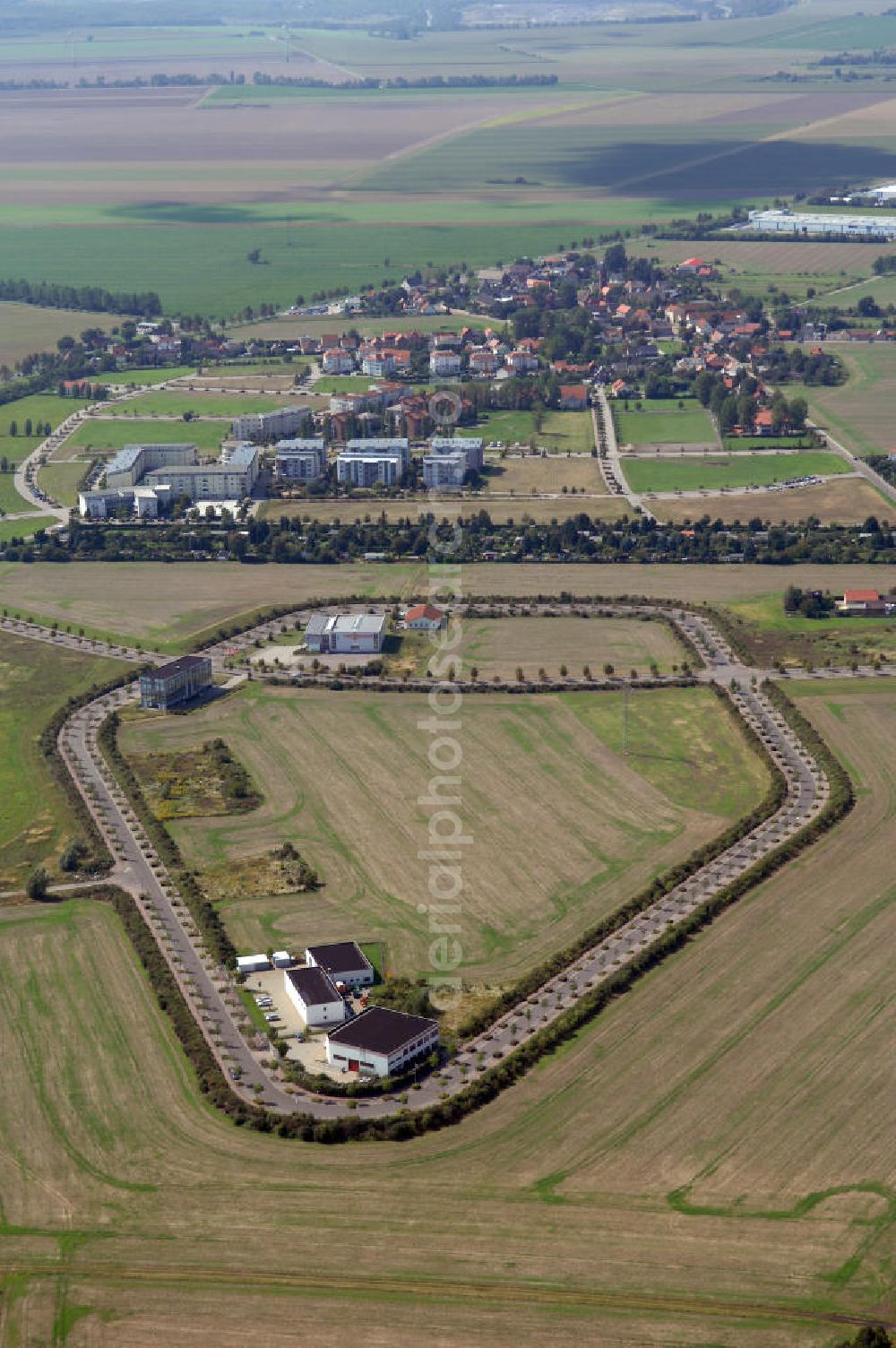 Aerial image Großkugel - Der Gewerbepark Großkugel bietet mehr als nur Gewerbegrundstücke. Flexible Grundstücksgrößen, bedarfsgerechten Zuschnitt der Grundstücke, ebene Lage, sofortige Bebaubarkeit. Das alles in der Nähe des Flughafens Leipzig-Halle, der Autobahn A9 (Nürnberg - Berlin) und der Bundesstraße B6. Ein sehr guter Standort für Industrie-, Gewerbe- und Büroansiedlung. Ein Projekt der HVB-Immobilien AG.