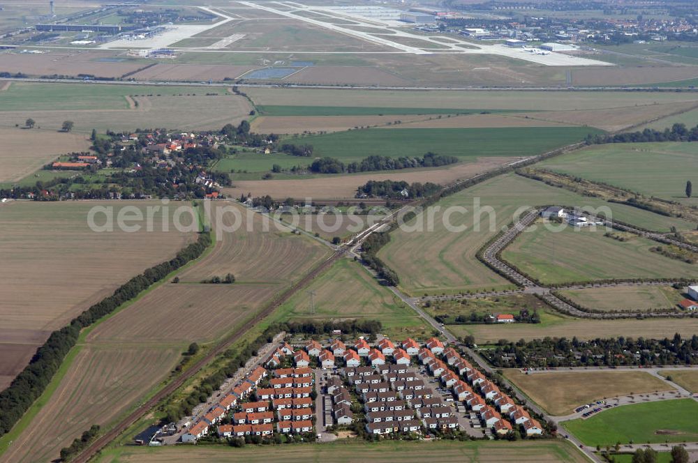 Großkugel from the bird's eye view: Der Gewerbepark Großkugel bietet mehr als nur Gewerbegrundstücke. Flexible Grundstücksgrößen, bedarfsgerechten Zuschnitt der Grundstücke, ebene Lage, sofortige Bebaubarkeit. Das alles in der Nähe des Flughafens Leipzig-Halle, der Autobahn A9 (Nürnberg - Berlin) und der Bundesstraße B6. Ein sehr guter Standort für Industrie-, Gewerbe- und Büroansiedlung. Ein Projekt der HVB-Immobilien AG.