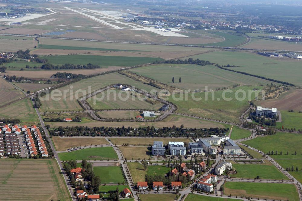 Großkugel from above - Der Gewerbepark Großkugel bietet mehr als nur Gewerbegrundstücke. Flexible Grundstücksgrößen, bedarfsgerechten Zuschnitt der Grundstücke, ebene Lage, sofortige Bebaubarkeit. Das alles in der Nähe des Flughafens Leipzig-Halle, der Autobahn A9 (Nürnberg - Berlin) und der Bundesstraße B6. Ein sehr guter Standort für Industrie-, Gewerbe- und Büroansiedlung. Ein Projekt der HVB-Immobilien AG.