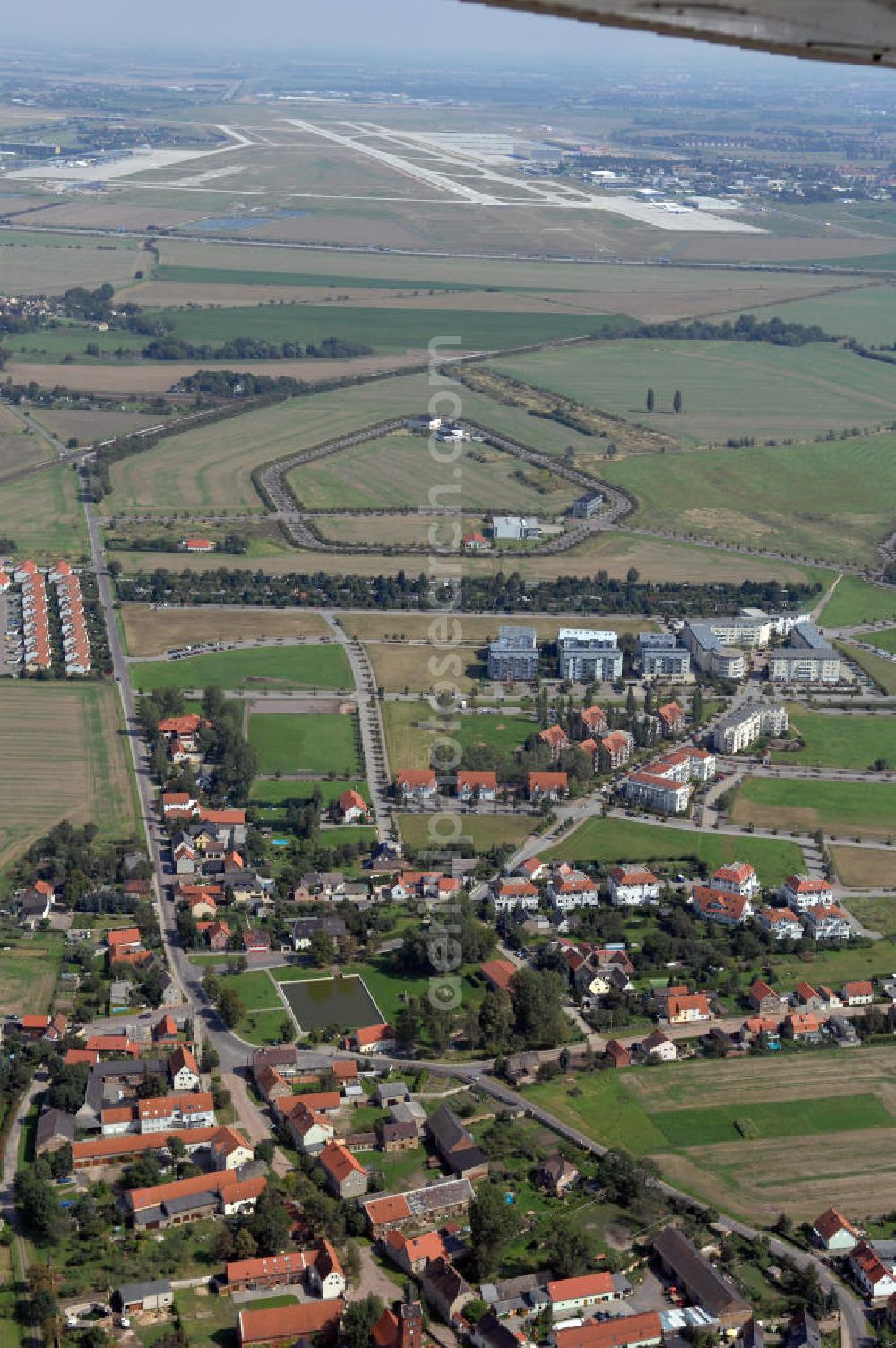 Großkugel from the bird's eye view: Der Gewerbepark Großkugel bietet mehr als nur Gewerbegrundstücke. Flexible Grundstücksgrößen, bedarfsgerechten Zuschnitt der Grundstücke, ebene Lage, sofortige Bebaubarkeit. Das alles in der Nähe des Flughafens Leipzig-Halle, der Autobahn A9 (Nürnberg - Berlin) und der Bundesstraße B6. Ein sehr guter Standort für Industrie-, Gewerbe- und Büroansiedlung. Ein Projekt der HVB-Immobilien AG.