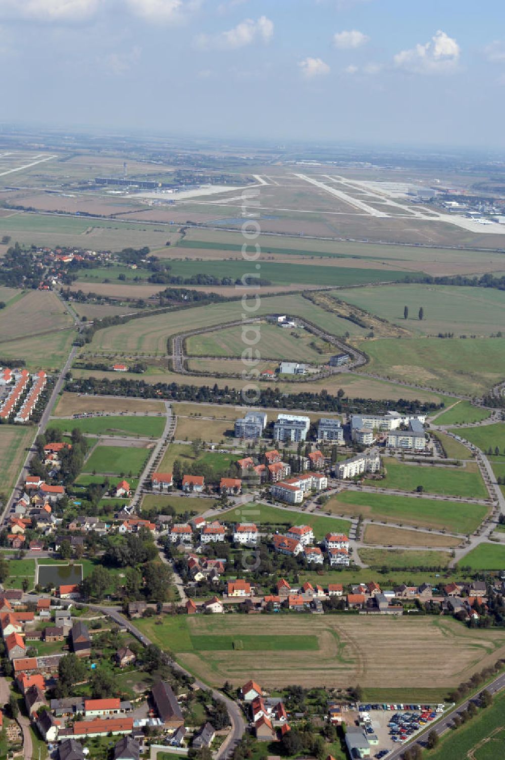 Aerial image Großkugel - Der Gewerbepark Großkugel bietet mehr als nur Gewerbegrundstücke. Flexible Grundstücksgrößen, bedarfsgerechten Zuschnitt der Grundstücke, ebene Lage, sofortige Bebaubarkeit. Das alles in der Nähe des Flughafens Leipzig-Halle, der Autobahn A9 (Nürnberg - Berlin) und der Bundesstraße B6. Ein sehr guter Standort für Industrie-, Gewerbe- und Büroansiedlung. Ein Projekt der HVB-Immobilien AG.