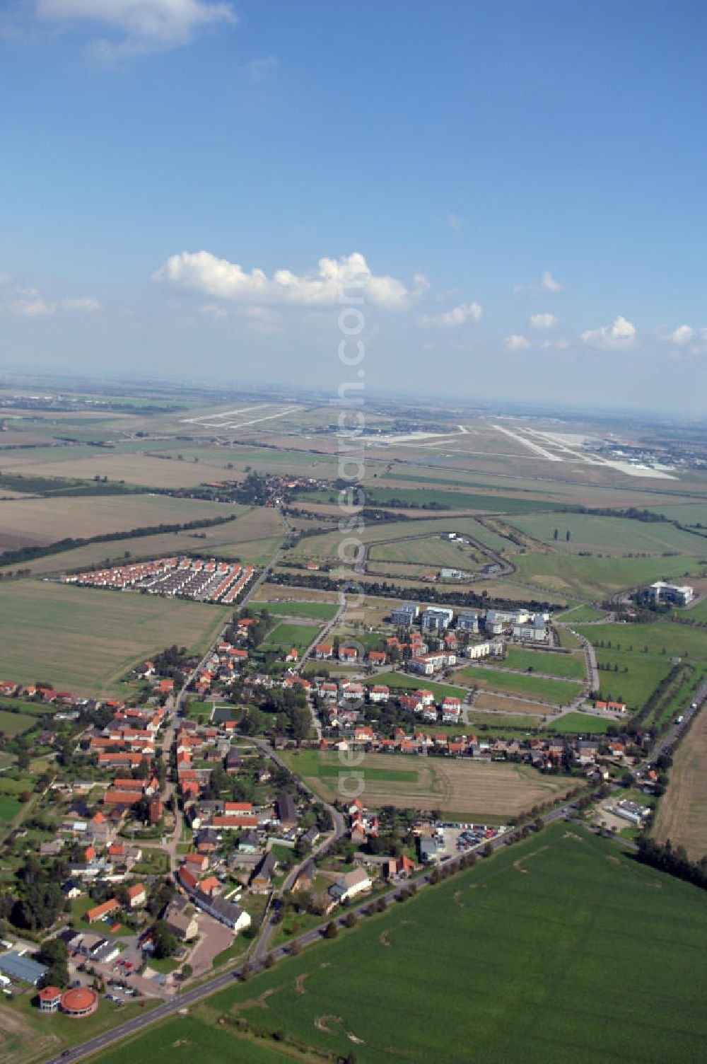 Aerial photograph Großkugel - Der Gewerbepark Großkugel bietet mehr als nur Gewerbegrundstücke. Flexible Grundstücksgrößen, bedarfsgerechten Zuschnitt der Grundstücke, ebene Lage, sofortige Bebaubarkeit. Das alles in der Nähe des Flughafens Leipzig-Halle, der Autobahn A9 (Nürnberg - Berlin) und der Bundesstraße B6. Ein sehr guter Standort für Industrie-, Gewerbe- und Büroansiedlung. Ein Projekt der HVB-Immobilien AG.