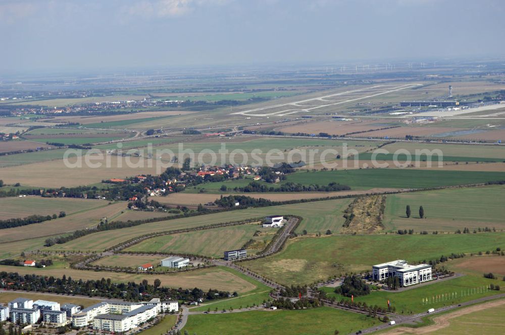 Großkugel from the bird's eye view: Der Gewerbepark Großkugel bietet mehr als nur Gewerbegrundstücke. Flexible Grundstücksgrößen, bedarfsgerechten Zuschnitt der Grundstücke, ebene Lage, sofortige Bebaubarkeit. Das alles in der Nähe des Flughafens Leipzig-Halle, der Autobahn A9 (Nürnberg - Berlin) und der Bundesstraße B6. Ein sehr guter Standort für Industrie-, Gewerbe- und Büroansiedlung. Ein Projekt der HVB-Immobilien AG.