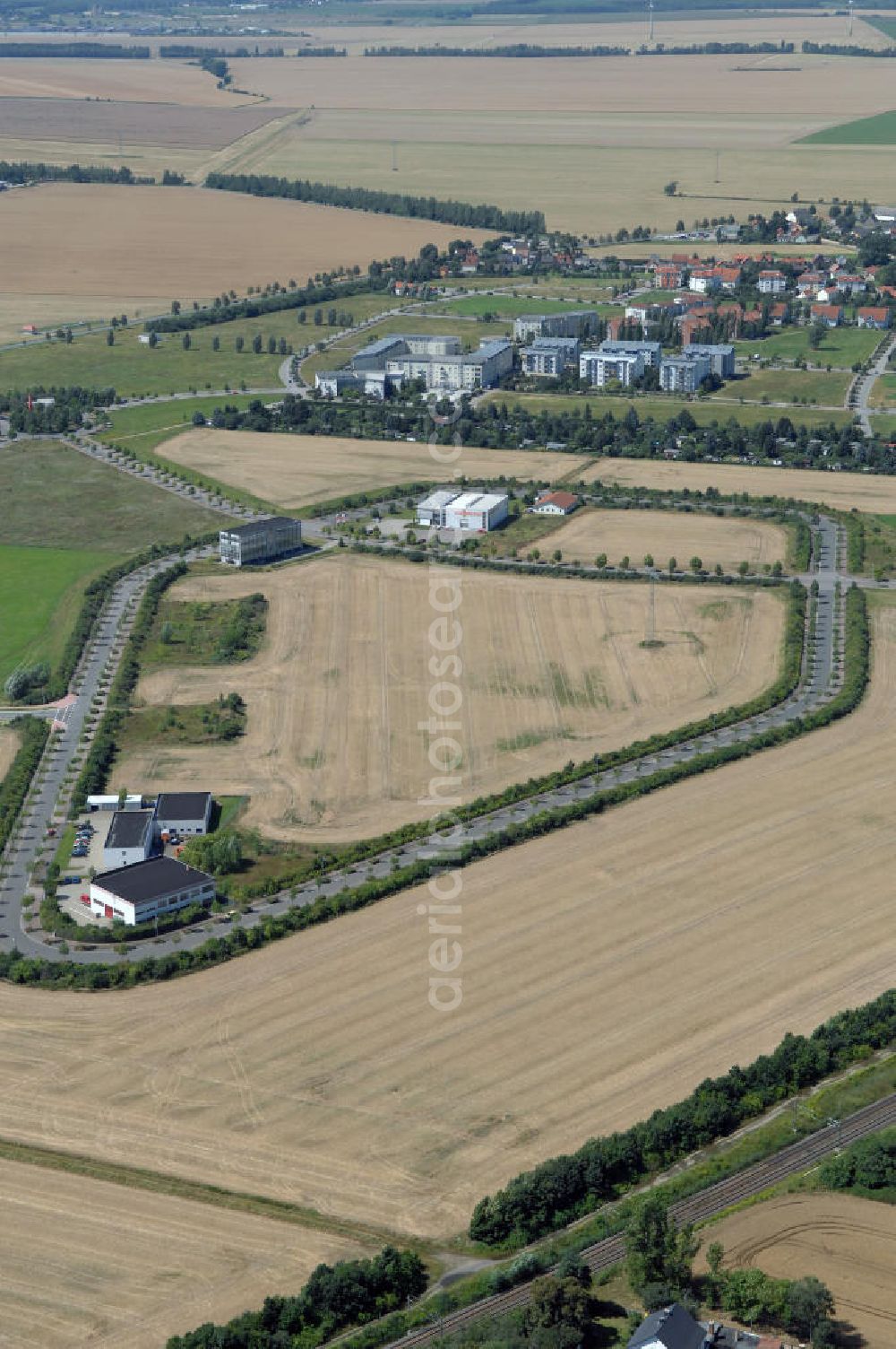 Großkugel from above - Der Gewerbepark Großkugel bietet mehr als nur Gewerbegrundstücke. Flexible Grundstücksgrößen, bedarfsgerechten Zuschnitt der Grundstücke, ebene Lage, sofortige Bebaubarkeit. Das alles in der Nähe des Flughafens Leipzig-Halle, der Autobahn A9 (Nürnberg - Berlin) und der Bundesstraße B6. Ein sehr guter Standort für Industrie-, Gewerbe- und Büroansiedlung. Ein Projekt der HVB-Immobilien AG.