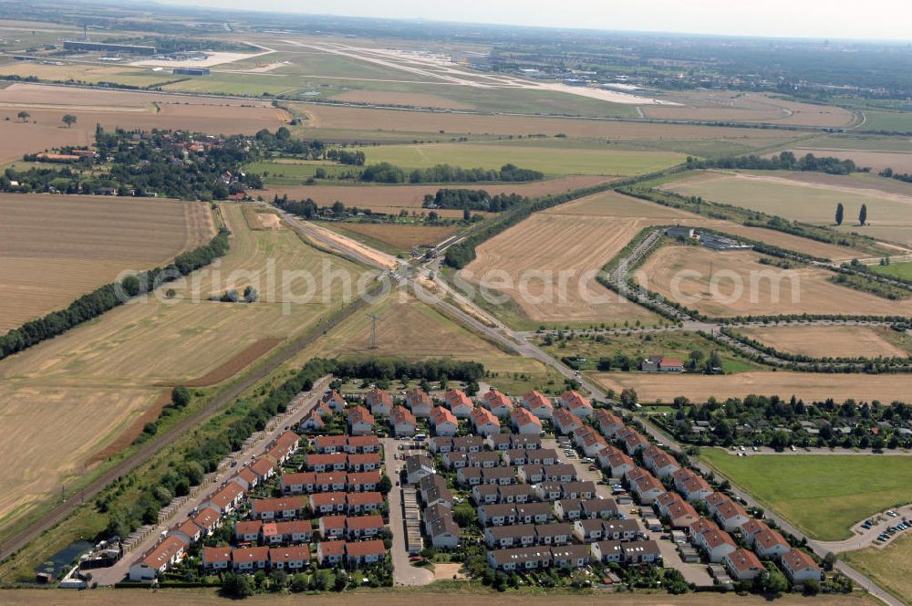 Großkugel from the bird's eye view: Der Gewerbepark Großkugel bietet mehr als nur Gewerbegrundstücke. Flexible Grundstücksgrößen, bedarfsgerechten Zuschnitt der Grundstücke, ebene Lage, sofortige Bebaubarkeit. Das alles in der Nähe des Flughafens Leipzig-Halle, der Autobahn A9 (Nürnberg - Berlin) und der Bundesstraße B6. Ein sehr guter Standort für Industrie-, Gewerbe- und Büroansiedlung. Ein Projekt der HVB-Immobilien AG.